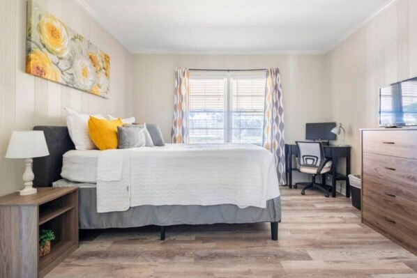 4 bedrooms, desk, iron/ironing board, WiFi