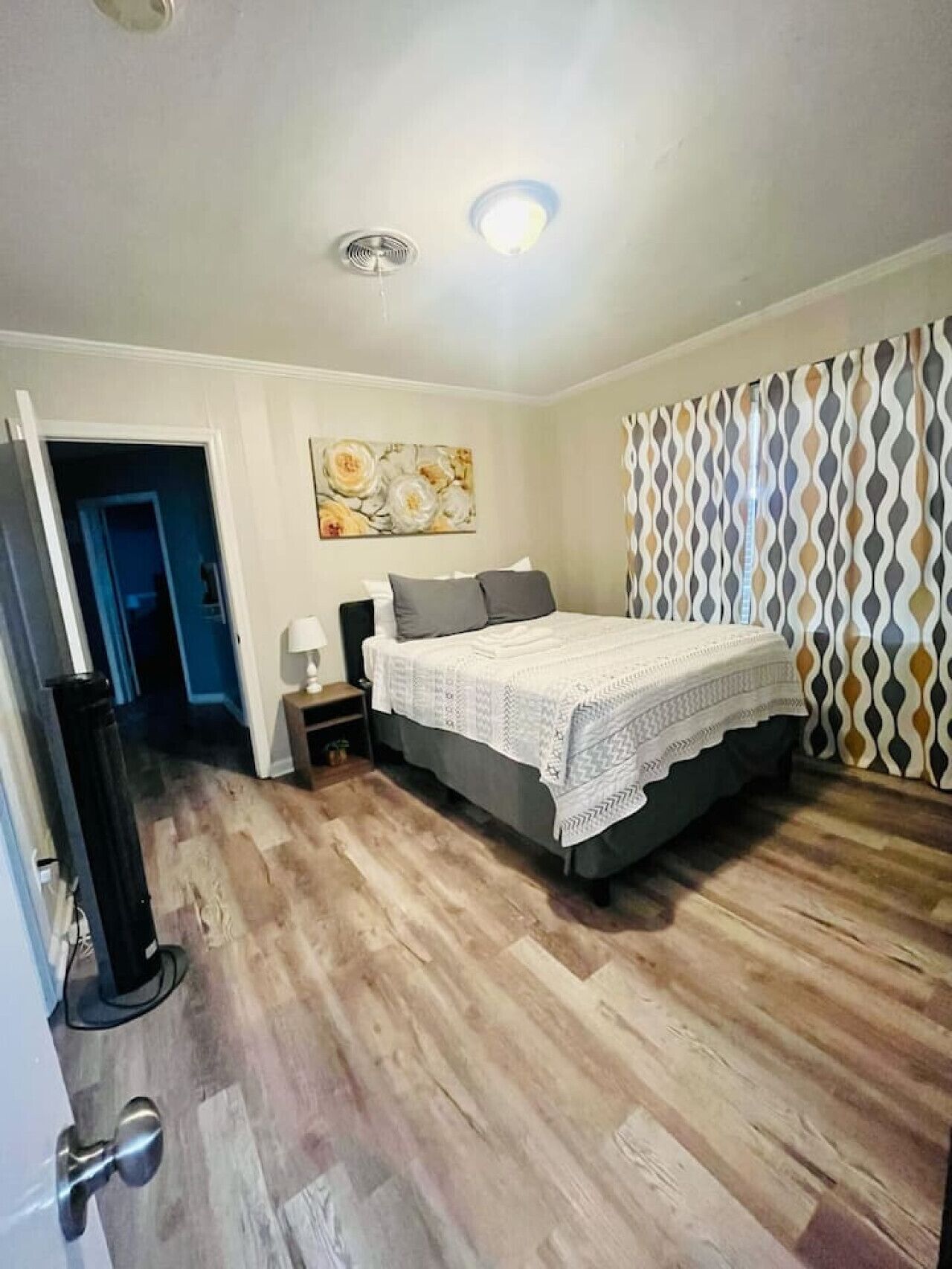 4 bedrooms, desk, iron/ironing board, WiFi