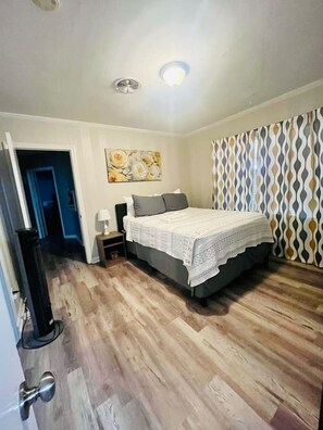 4 habitaciones, escritorio, tabla de planchar con plancha y wifi 