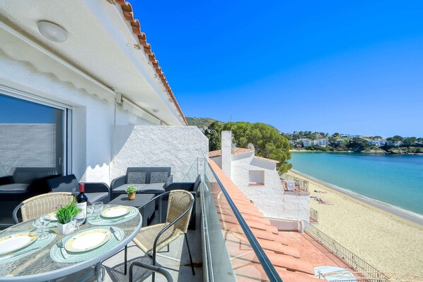View from property - Beachfront Apartment in Platja Almadrava (Roses)