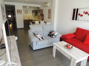 Living room - Bright Flat Near Nature Park (Castello d'Empuries)