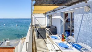 A balcony with a table set for two, overlooking the sea. - Apartment in Roses Near the Beach (Roses)