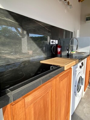 Refrigerador, microondas, parrilla de estufa y cafetera y tetera