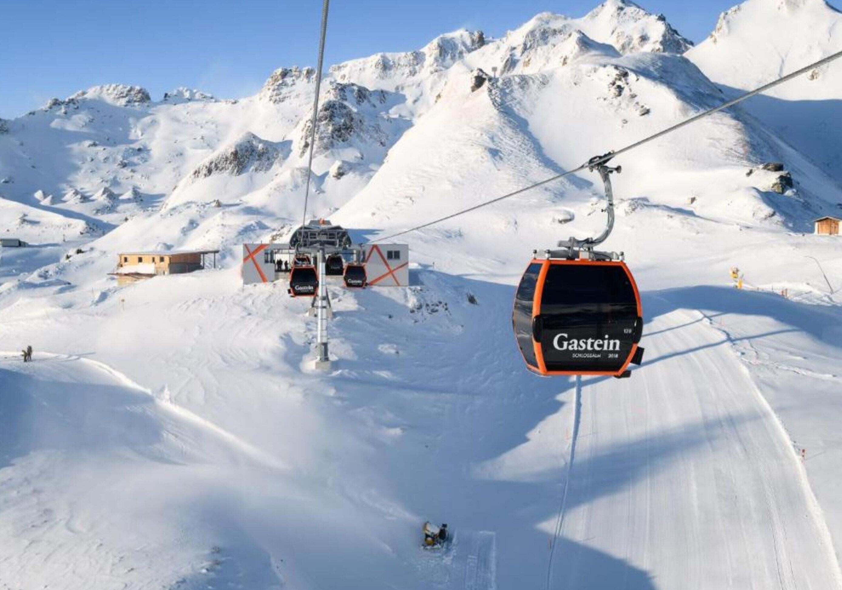 Sistema de teleférico con un asiento identificado como 'Gastein' en una zona montañosa nevada.