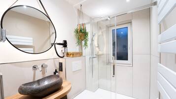 Classic-Doppelzimmer, Balkon, Stadtblick | Badezimmer | Dusche, Regendusche, Haartrockner, HandtĂŒcher
