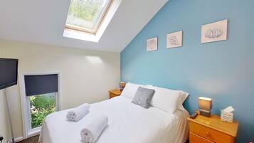 3 bedrooms, iron/ironing board, WiFi, bed sheets