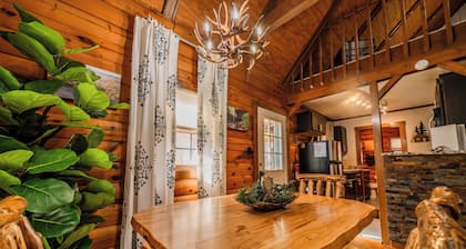 Romantic Creekside escape/Secluded/Hot Tub/Fire Pit/Heart of Hocking Hills