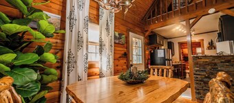 Secluded Creekside Cabin/Peaceful/Private/Heart of Hocking Hills/Hot Tub/FirePit