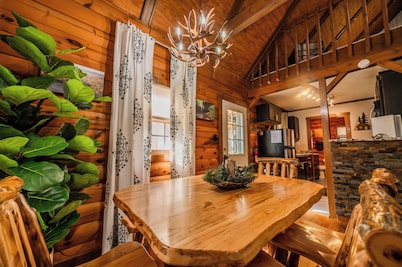 Secluded Romantic Creek side Retreat @ Heart of Hocking Hill/Hot Tub/Fire Pit