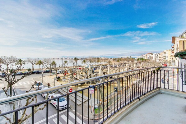 Apartment | Balcony - Apartment in Roses by the Beach (Roses)