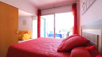 2 habitaciones y tabla de planchar con plancha