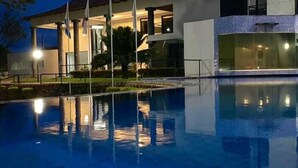 Un bâtiment moderne avec une piscine en premier plan.
