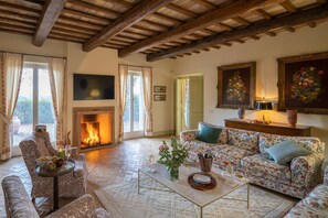 Smart TV, fireplace, books, computer monitors - Villa San Gabriele: Historic Charm with Modern Comforts (Orvieto)