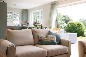 TV, fireplace, ping pong - 4 Bed with large garden & sea views near Saunton (Lobb)