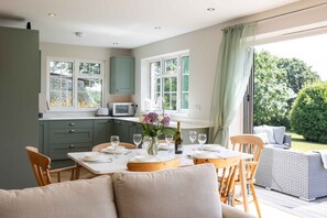 Dining - 4 Bed with large garden & sea views near Saunton (Lobb)