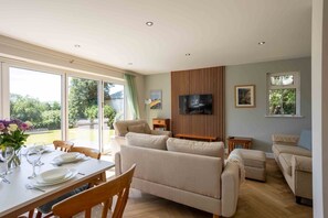 TV, fireplace, ping pong - 4 Bed with large garden & sea views near Saunton (Lobb)