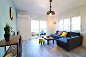 Apartment | Living room - Apartment With Scenic View (Roses)