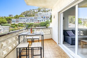 Apartment | Outdoor dining - Apartment in Roses With Waterfront Views (Roses)