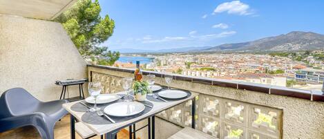 Apartment | Outdoor dining