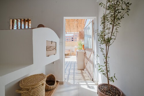 Écrin Moderne: Townhouse with landscaped rooftop and heated pool