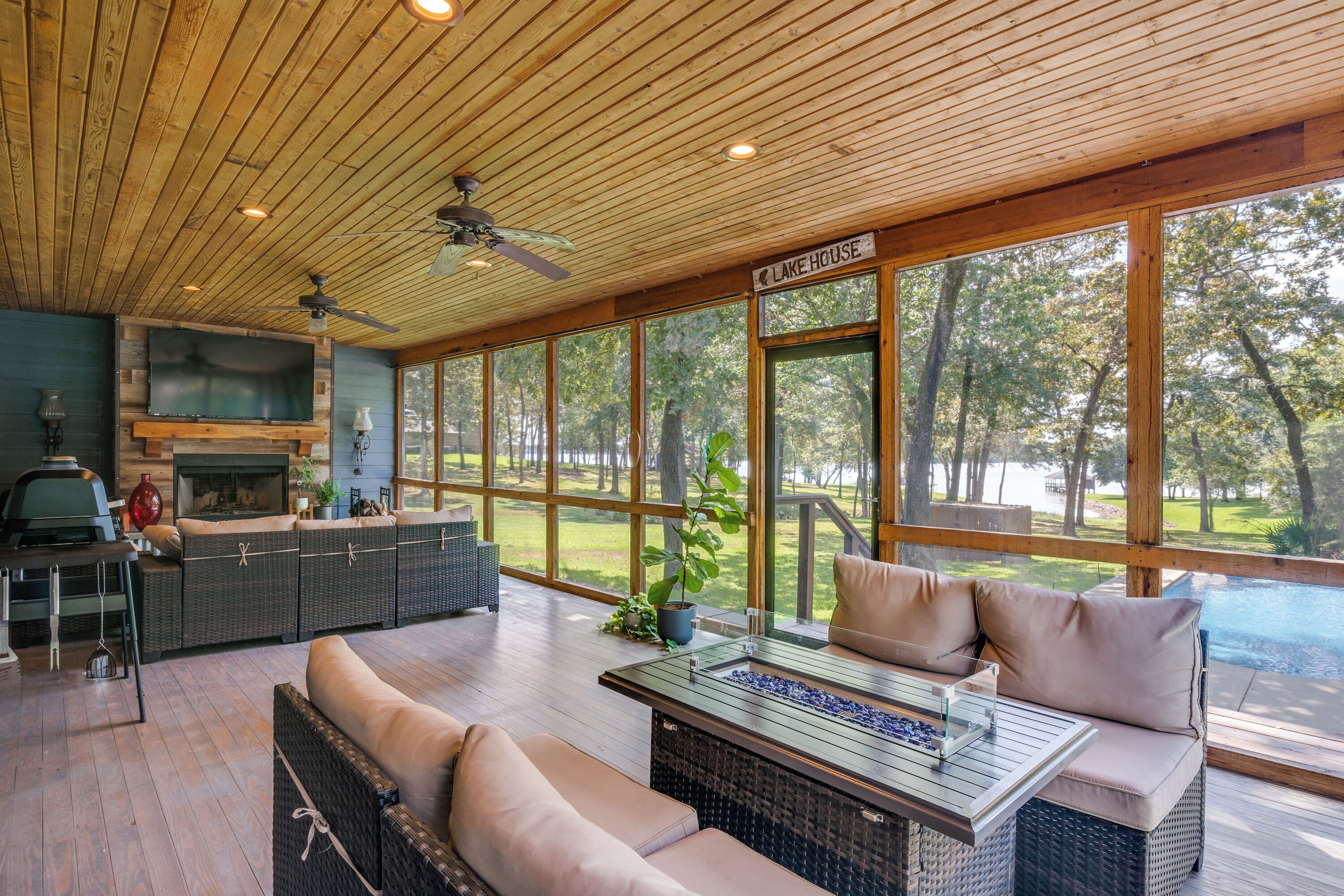 智能电视、壁炉、电脑显示器