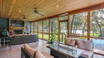 TV connectée, cheminée, écrans d'ordinateur