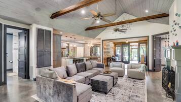 TV connectée, cheminée, écrans d'ordinateur