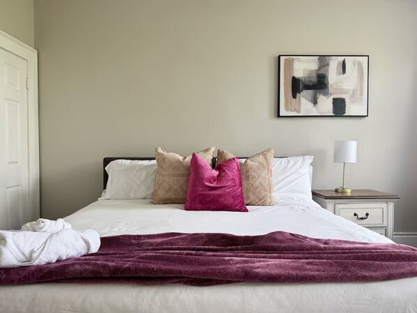 2 habitaciones, tabla de planchar con plancha, wifi y ropa de cama 