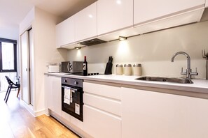 Fridge, oven, electric kettle, toaster - Stunning Centrally Located Studio Apt (Liverpool)