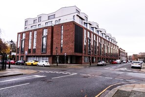 Exterior - Stunning Centrally Located Studio Apt (Liverpool)
