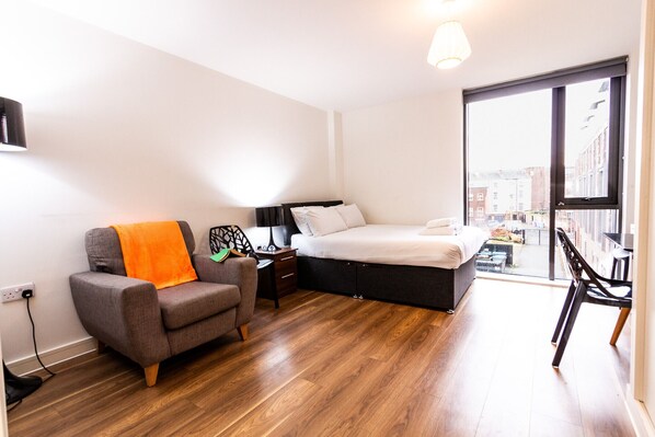 1 bedroom, free WiFi, bed sheets - Stunning Centrally Located Studio Apt (Liverpool)