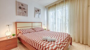 2 habitaciones y tabla de planchar con plancha