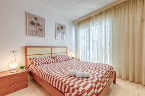 2 bedrooms, iron/ironing board - Beautiful Apartment With View (Roses)