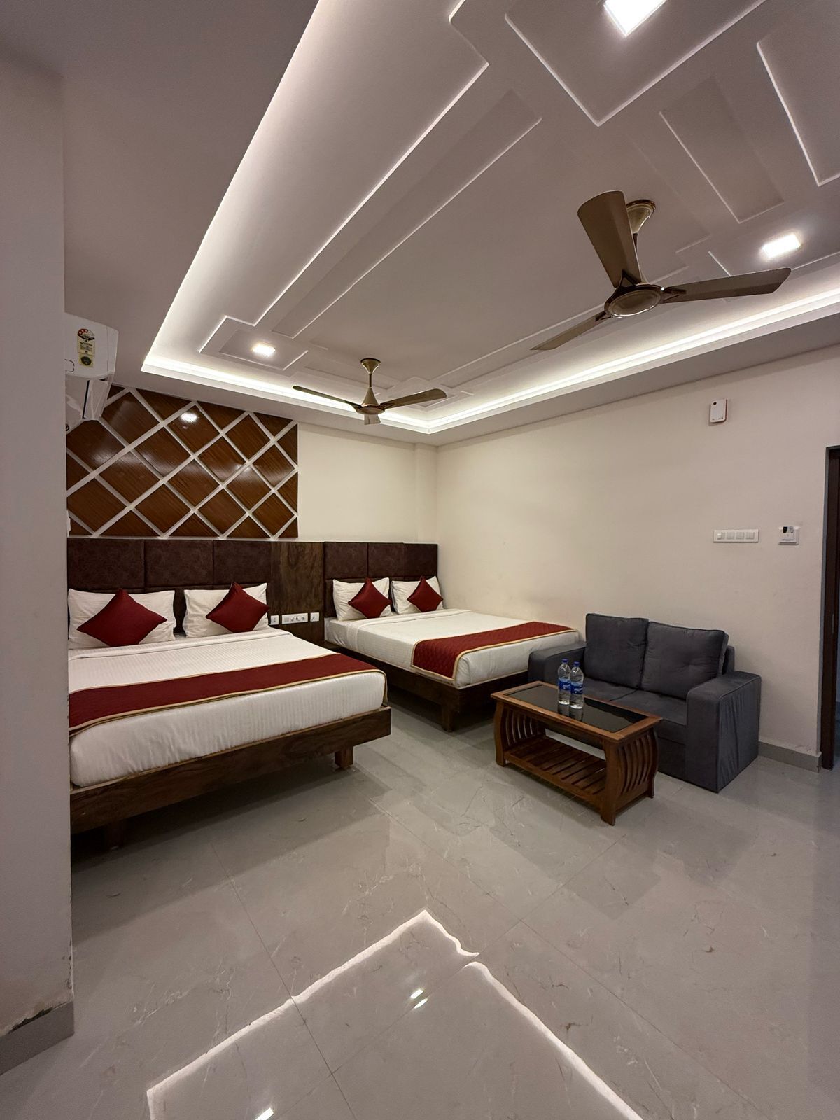 尊荣四人房 | 高档床上用品、免费 WiFi、床单