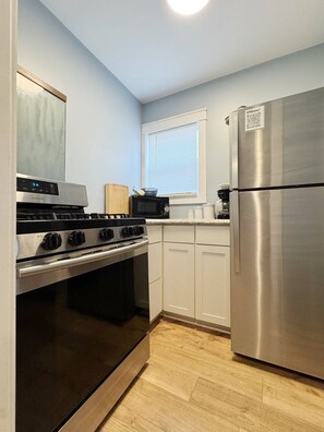 Private kitchen - Chandler B - QUEEN 1BD/1BA Apt near Downtown (Evansville)