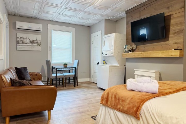1 habitación, tabla de planchar con plancha, wifi y ropa de cama