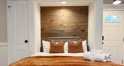 Chandler B - QUEEN 1BD/1BA Apt near Downtown