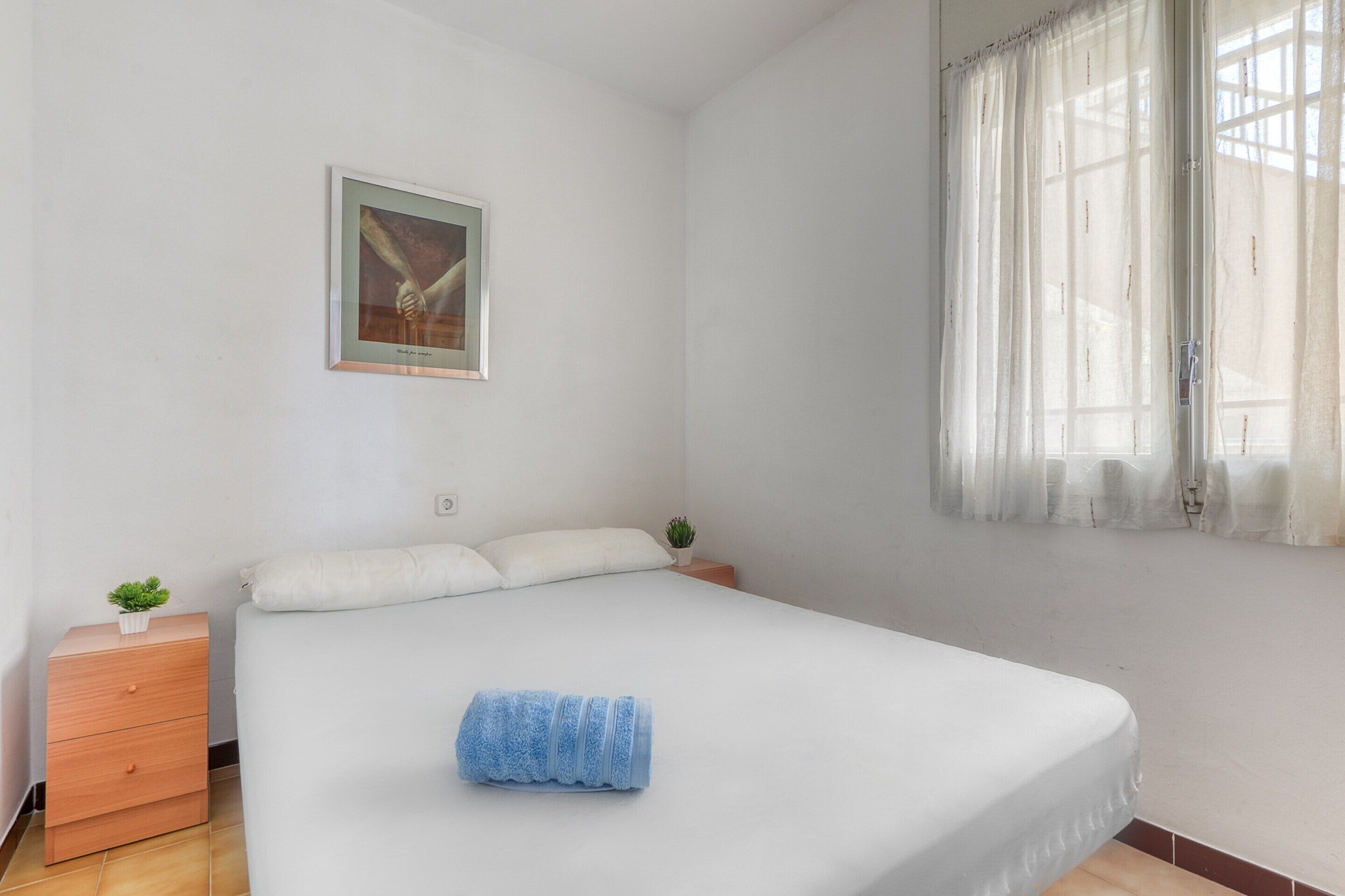 1 chambre, fer et planche à repasser