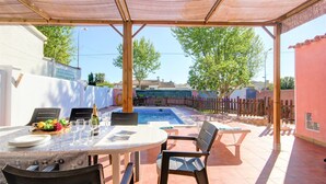 House | Balcony - Tranquil Holiday Home in Empuriabrava (Castello d'Empuries)