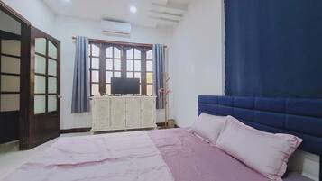 Family Double Room | Blackout curtains, iron/ironing board, free WiFi, bed sheets