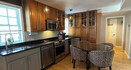 Charming 3 Beds 2 Bath, EV Charging, Off-Street Parking, 99 Walk Score, King Bed