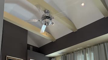 3 bedrooms, in-room safe, desk, iron/ironing board