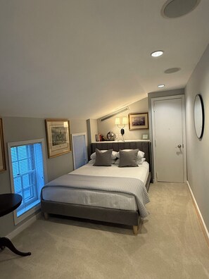 3 bedrooms, in-room safe, desk, iron/ironing board