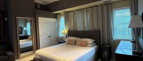 3 soveværelser, pengeskab på værelset, skrivebord, strygejern/strygebræt