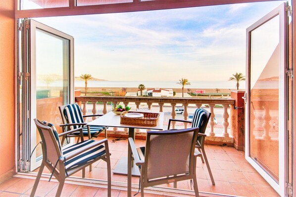 Apartment | Balcony - Charming Apartment in Empuriabrava (Castello d'Empuries)