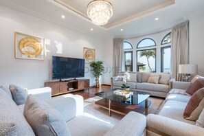 TV - Spacious Villa with Beach Access & Garden, Near Pool – Canal Cove (Dubai)