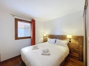 1 bedroom, bed sheets