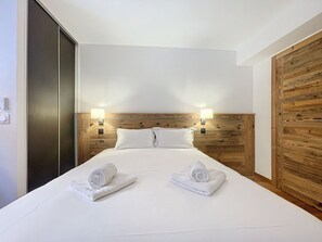 2 bedrooms, bed sheets