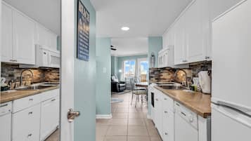 Deluxe Condo, 1 Bedroom, Non Smoking, Partial Ocean View | Private kitchen | Fridge, microwave, oven, stovetop