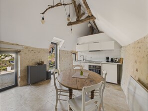Frigorífico, horno, placa de cocina y lavavajillas